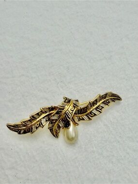 🐈‍⬛🐈‍⬛50% off Vintage Damascene  Leaf Brooch with Pearl Drop #cz934
